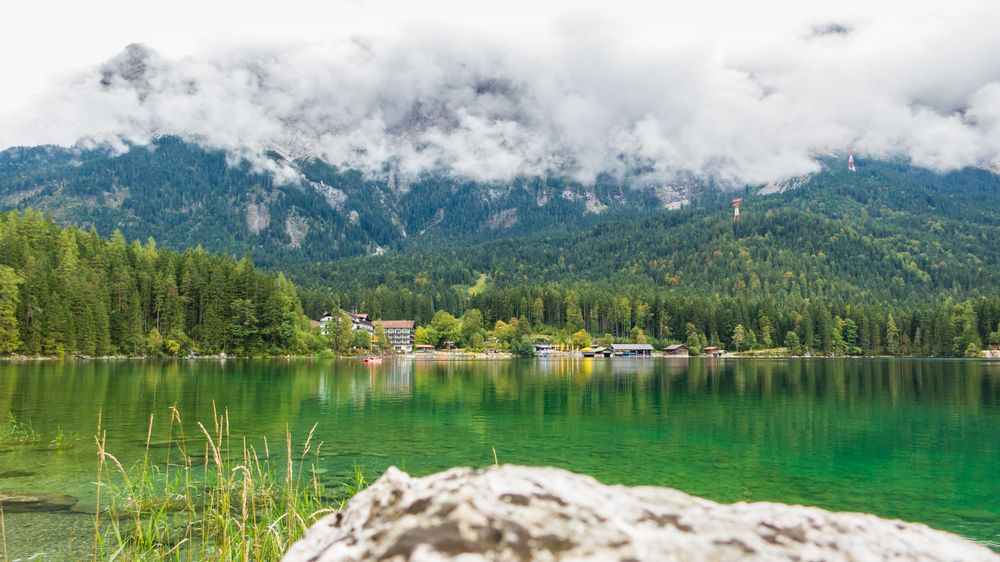 Blick Richtung Hotel Restauran Eibsee / Zugspitze