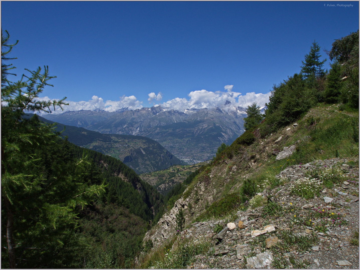 Blick Richtung Rhonetal zur Stadt Visp/Wallis, CH