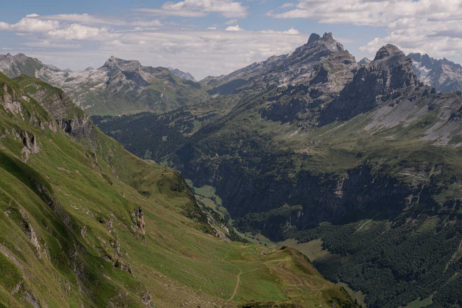 Blick Richtung Sustenpass, bei recht dunstigem Wetter