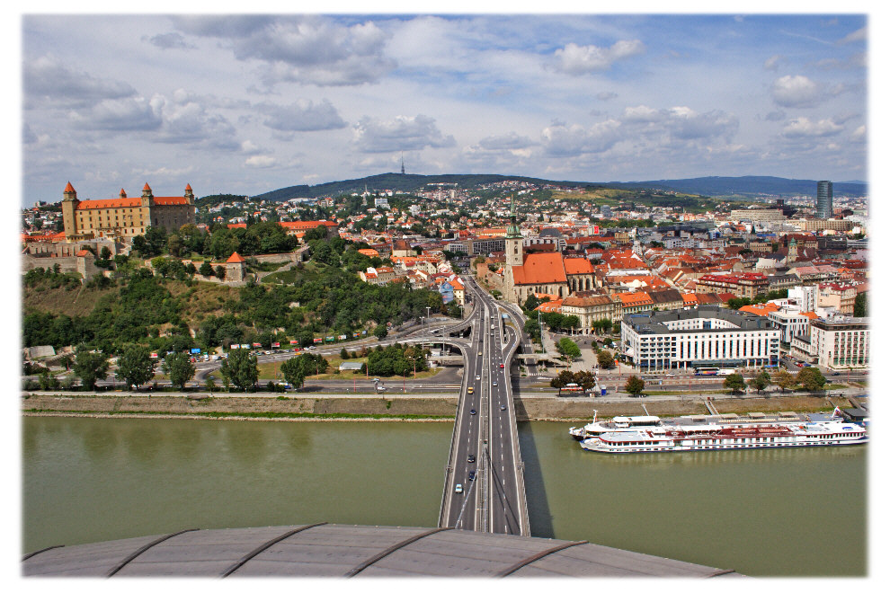 Blick runter vom "UFO" in Bratislava