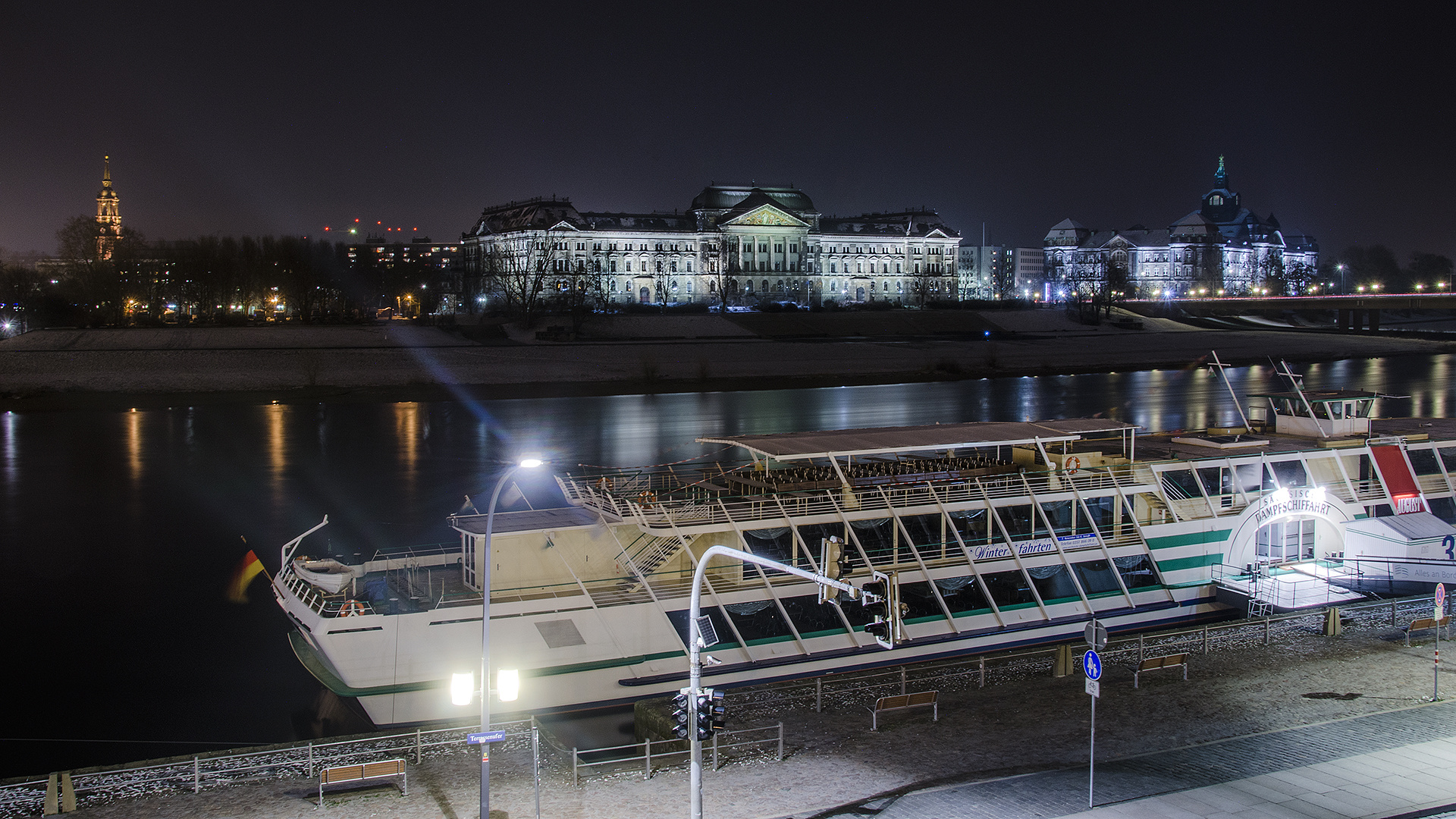 Blick Sächsische Staatsministerium bei Nacht