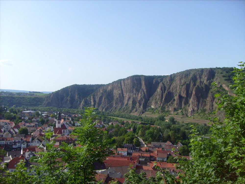 Blick über Alt-Ebernburg mit Rotenfels im Hintergrund