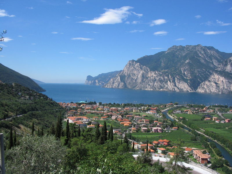 Blick über Arco auf den Gardasee