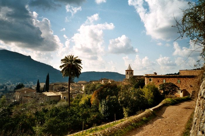 Blick über das alte Dorf Biniaraitx im Norden Mallorcas - eine mediterane Dorflandschaft