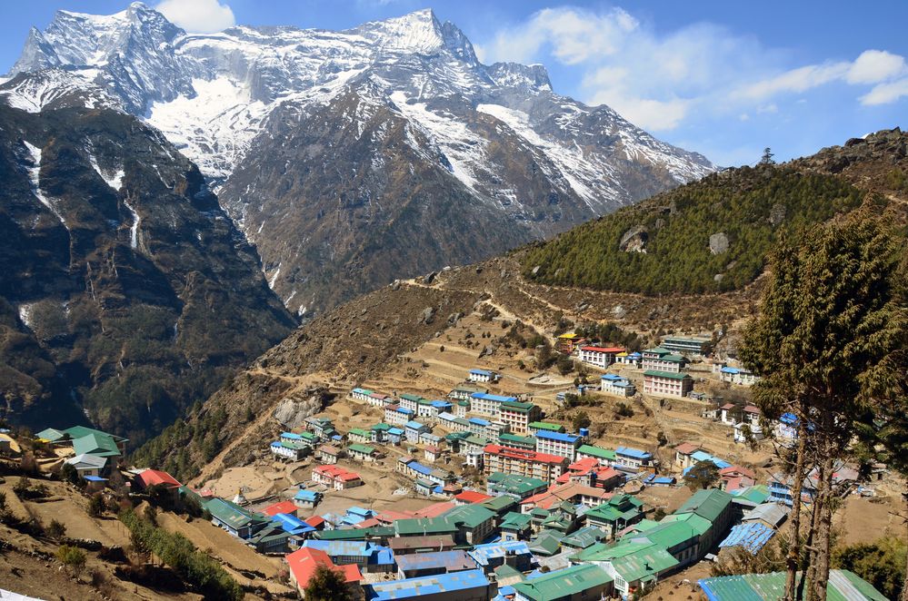 Blick über das Amphitheater von Namche Bazar mit dem Kongde Ri (6187m)