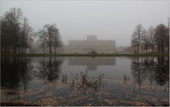 Blick über das Bassin zum Schloß