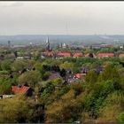 Blick über das Grün von Bochum mit Petrikirche