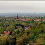 Blick über das Grün von Bochum mit Petrikirche