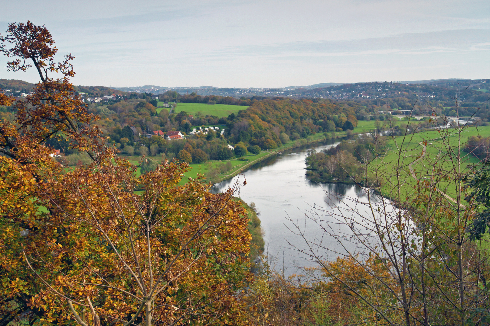 Blick über das herbstliche Ruhrtal bei Blankenstein