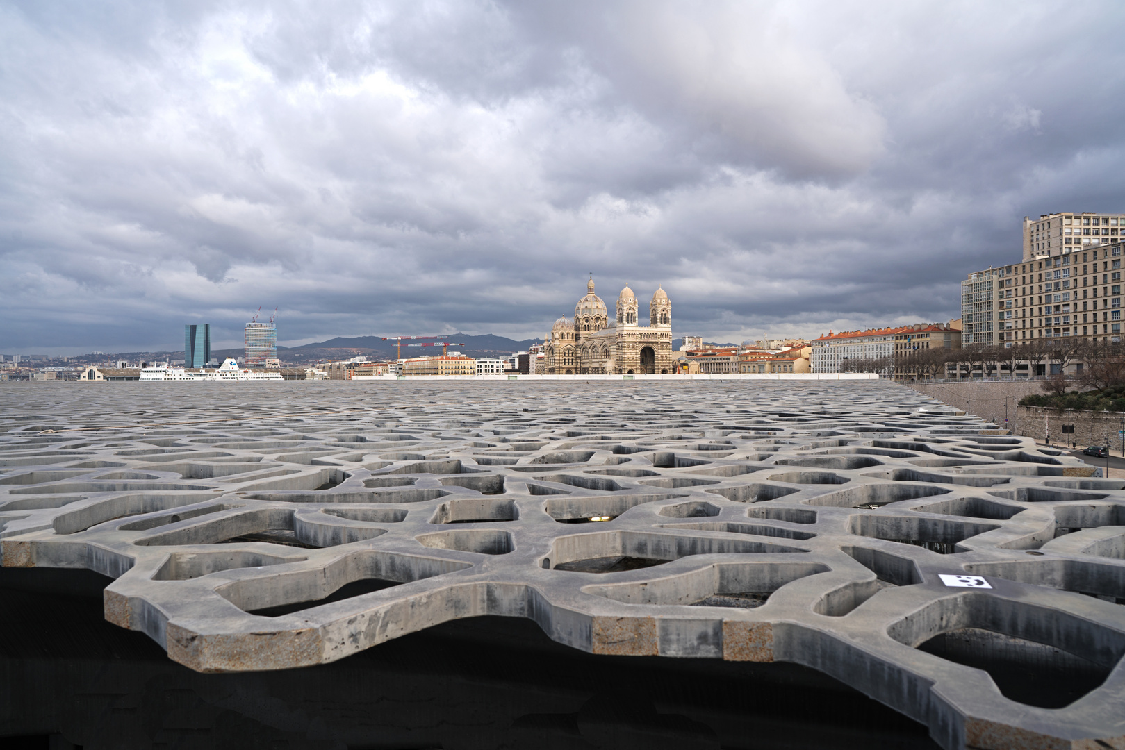 Blick über das MUCEM auf die Kathedrale von Marseille