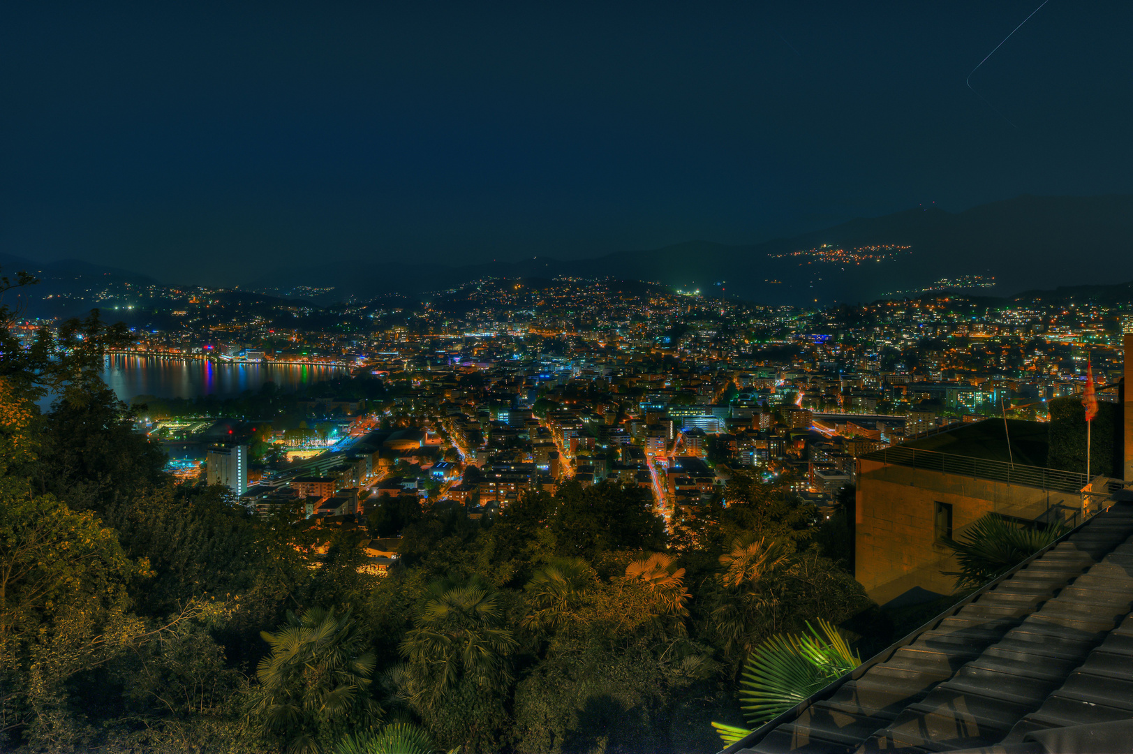 Blick über das nächtliche Lugano, Schweiz