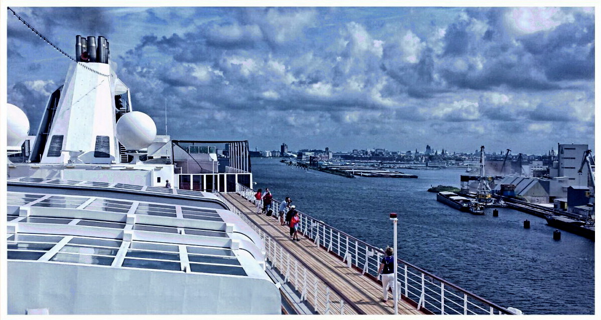 Blick über das Oberdeck der "MS VEENDAM" nach Verlassen des Amsterdamer Hafens