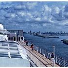 Blick über das Oberdeck der "MS VEENDAM" nach Verlassen des Amsterdamer Hafens
