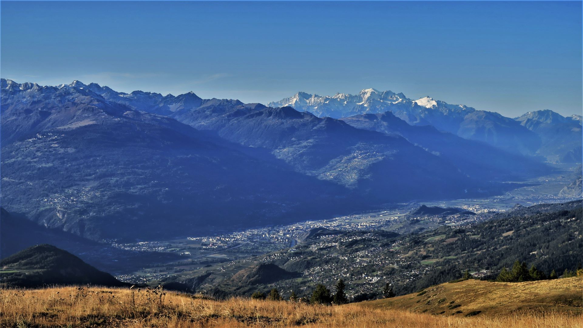 Blick über das Rhone-Tal in den Walliser-Alpen