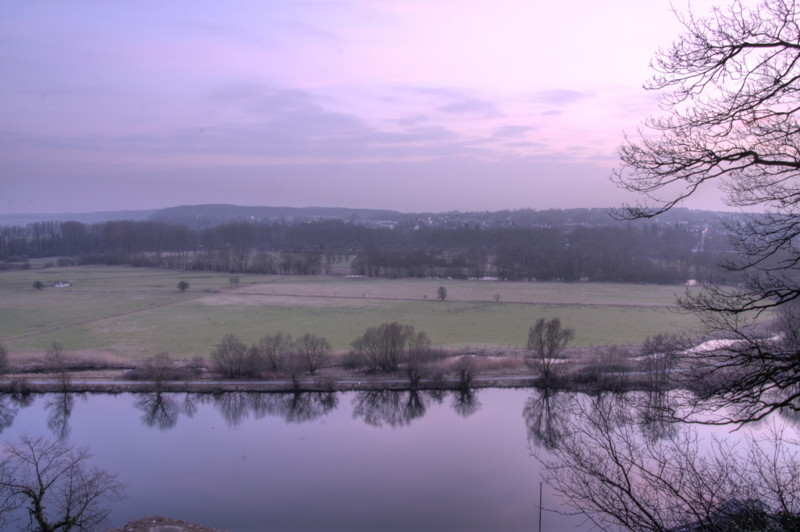 Blick über das Ruhrtal in Mülheim zur blauen Stunde.