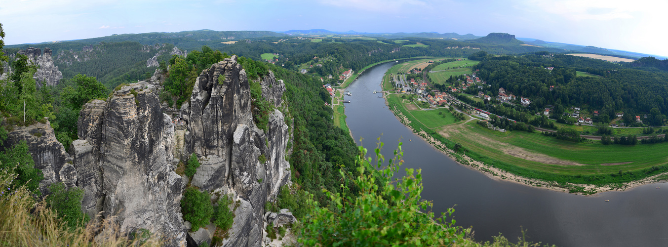 Blick über das Sandsteingebirge, den Elbebogen und den Lilienstein