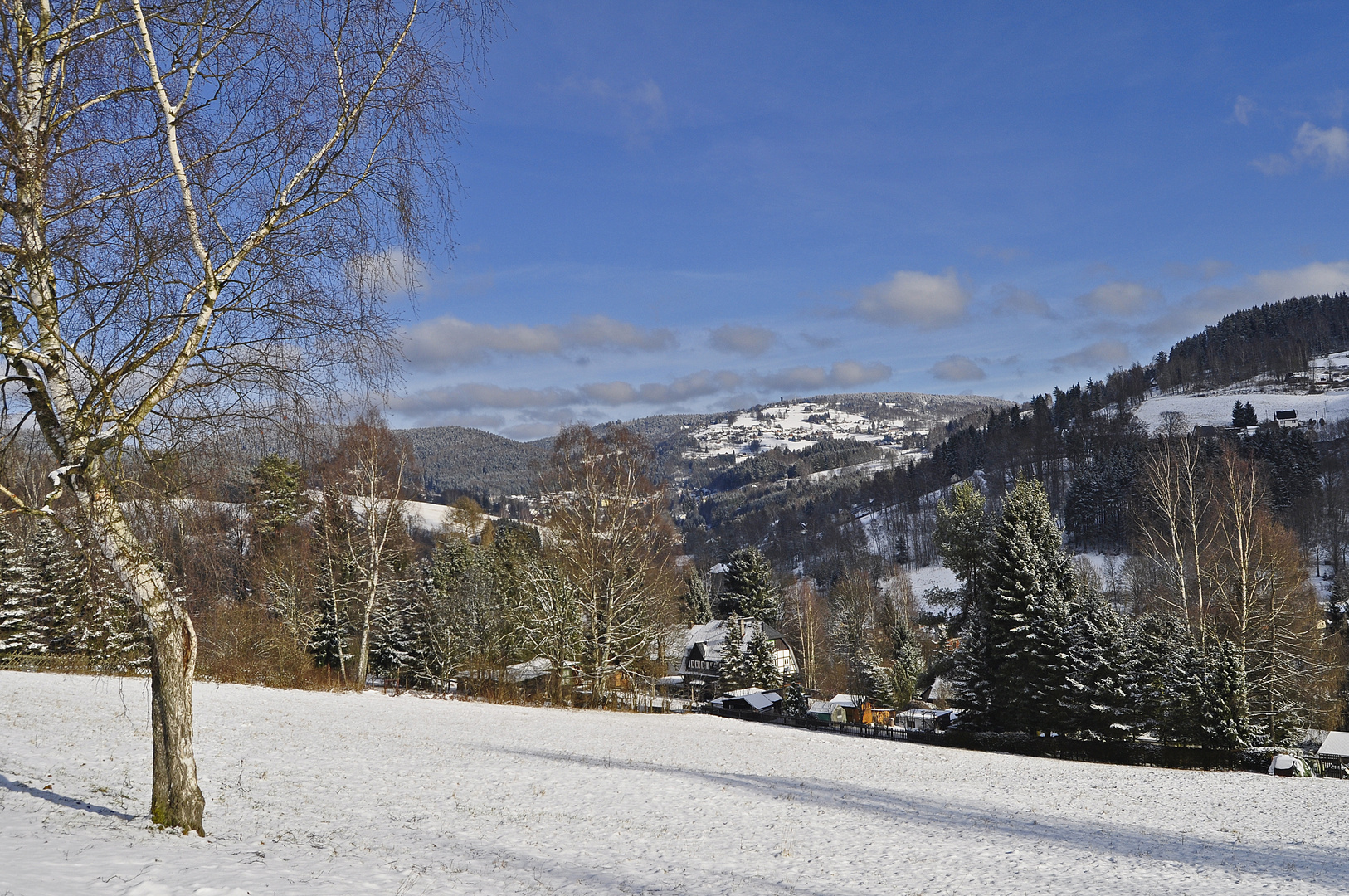 Blick über das winterliche Klingenthal zum Aschberg