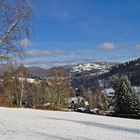 Blick über das winterliche Klingenthal zum Aschberg