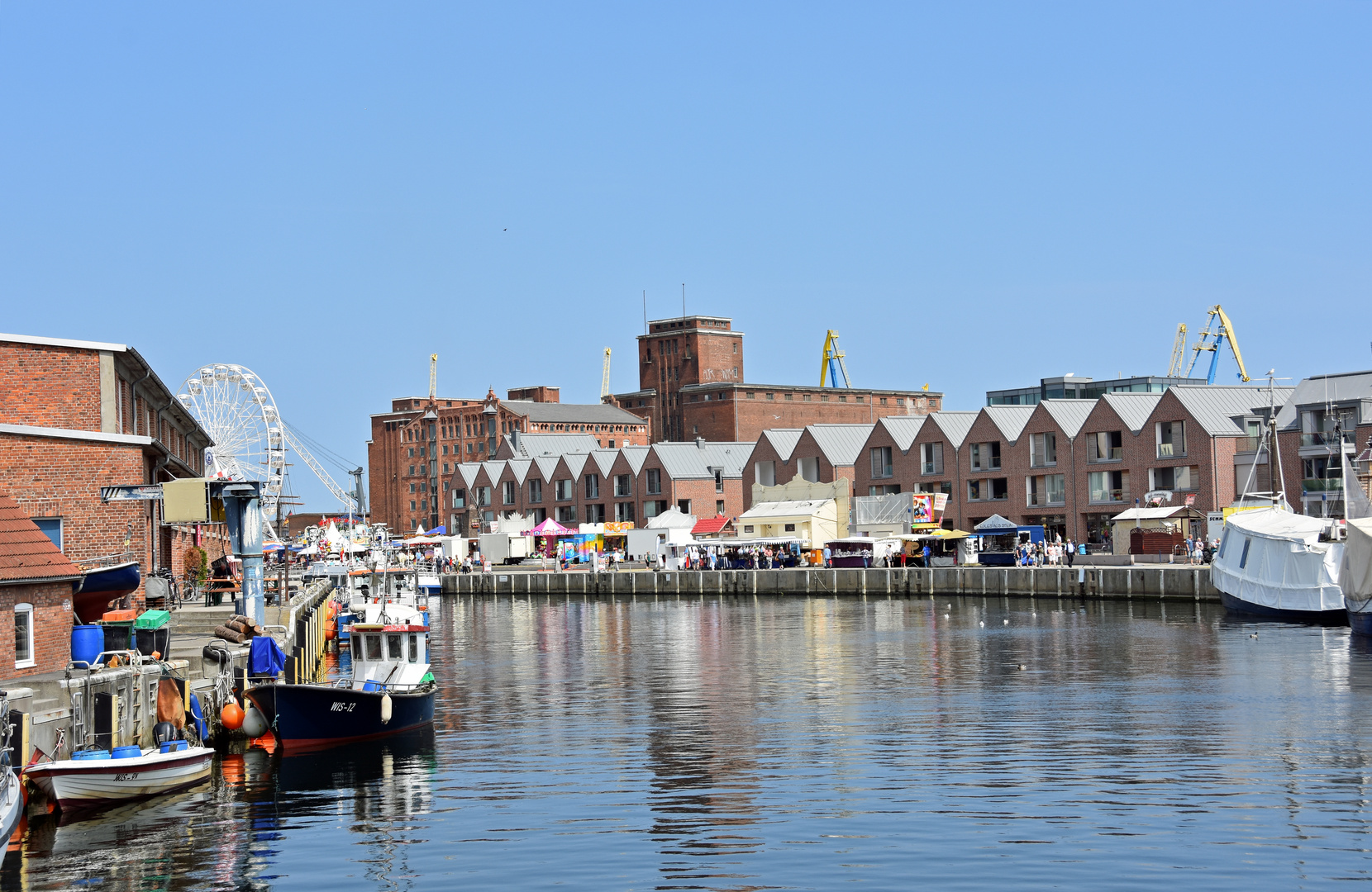 Blick über das Wismarer Hafenfest am Vormittag