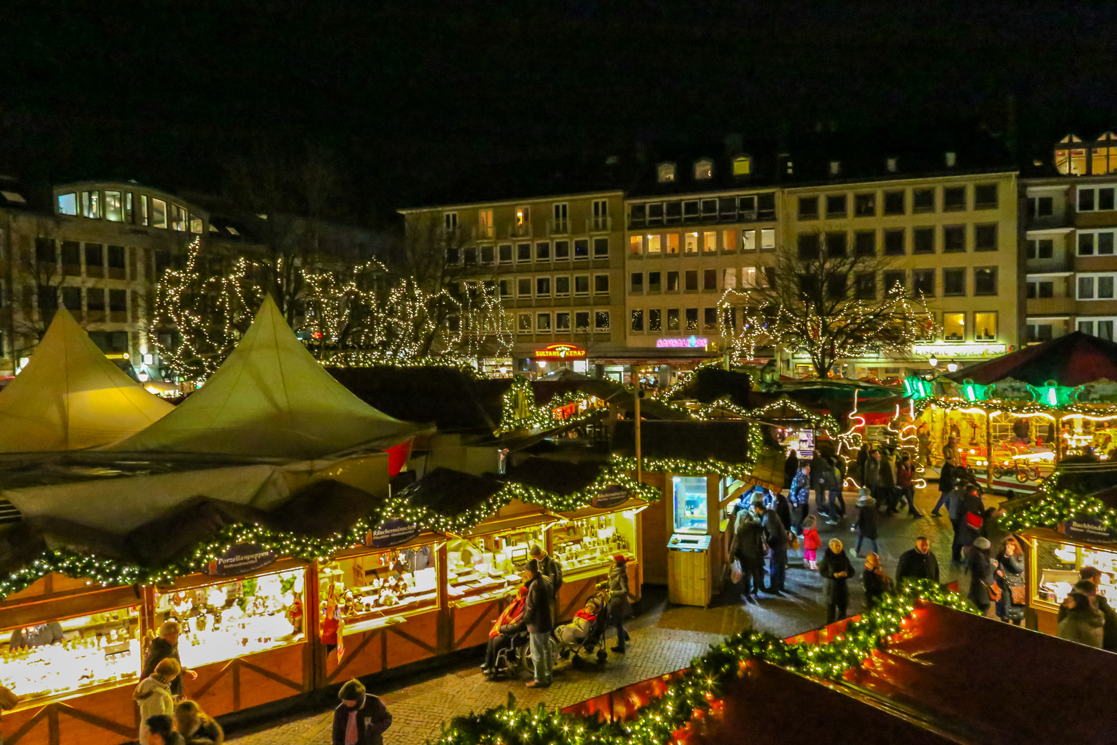 Blick über den Aachener Weihnachtsmarkt