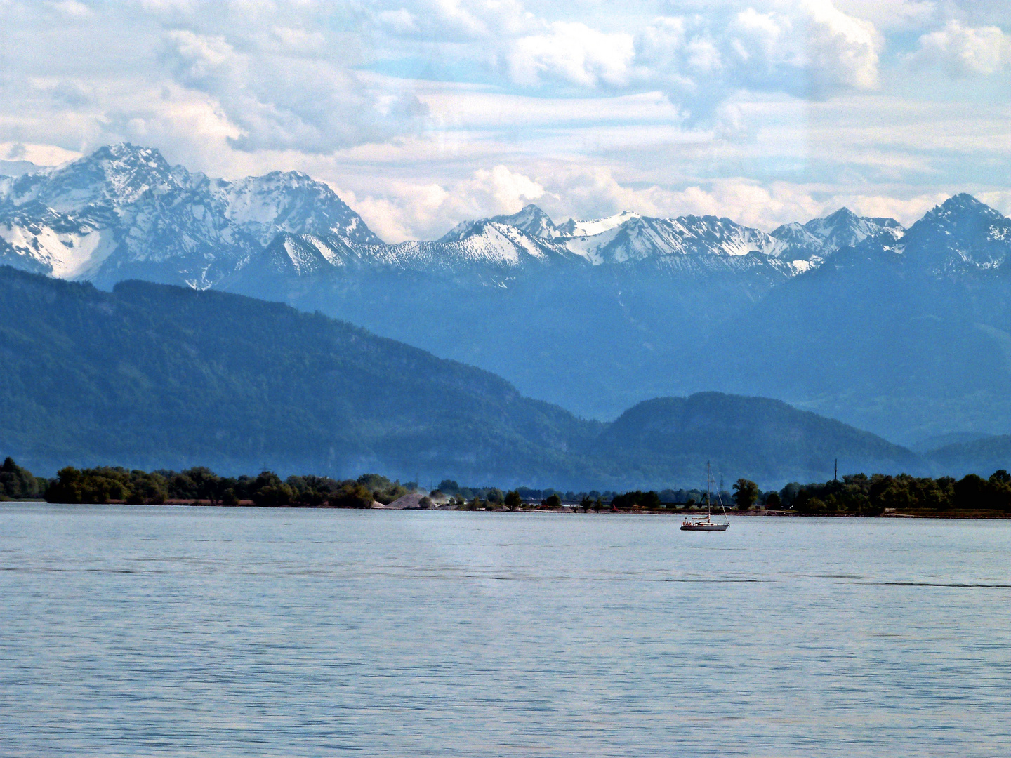 Blick über den Bodensee zu den Alpen