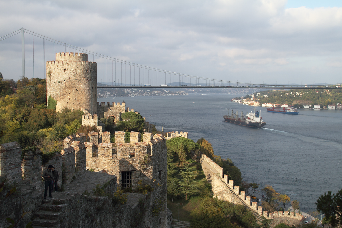 Blick über den Bosporus von der Rumelischen Festung (rumeli hisari muzesi)