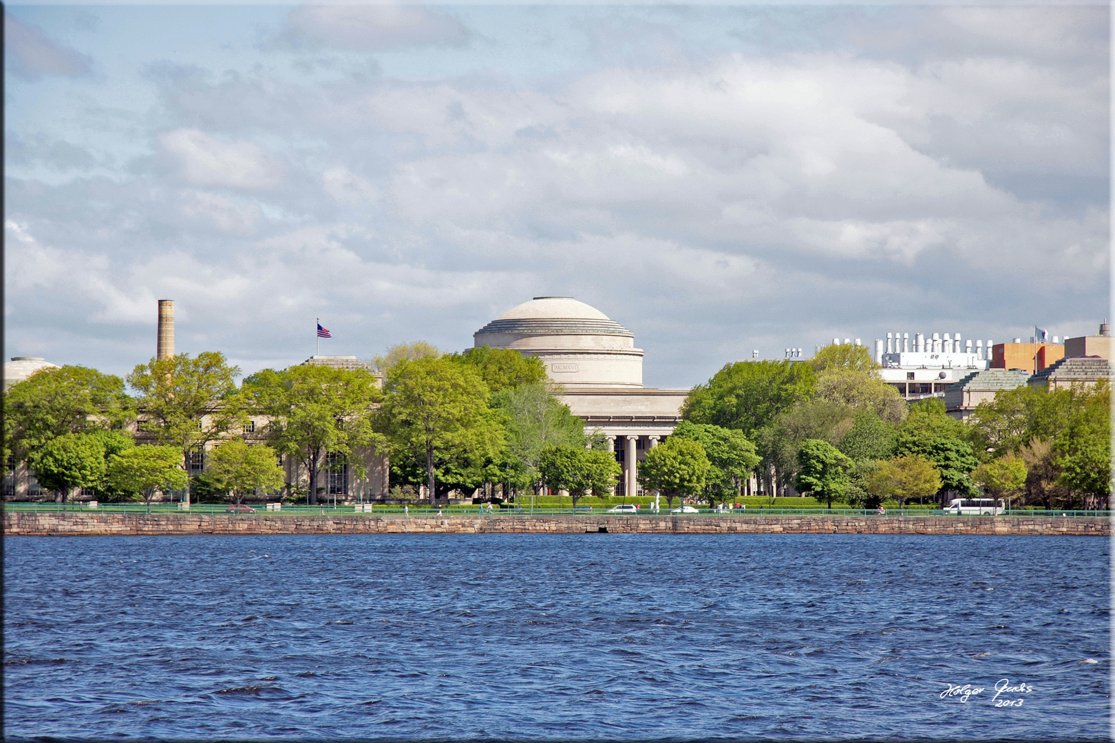 Blick über den Charles River auf den Kuppelbau des MIT