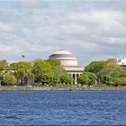 Blick über den Charles River auf den Kuppelbau des MIT