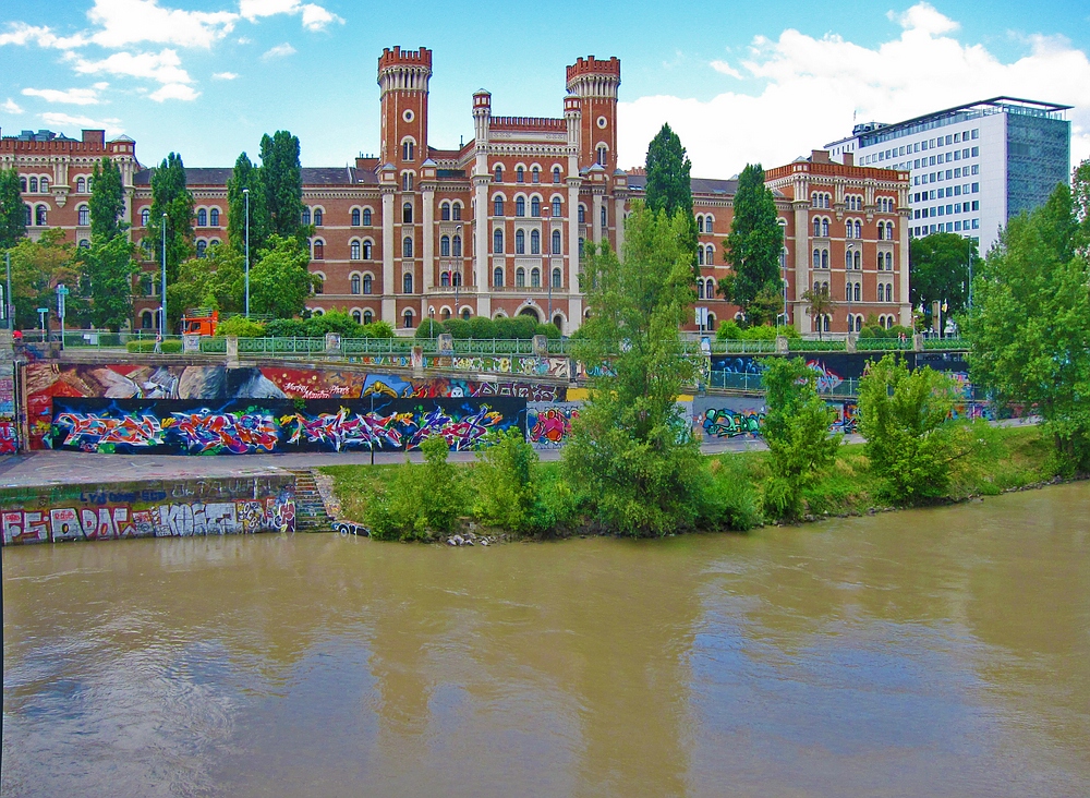 Blick über den Donaukanal auf die Roßauer Kaserne (Kronprinz-Rudolf-Kaserne).