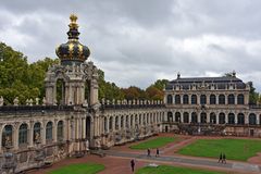 Blick über den Dresdner Zwinger mit dem Kronentor