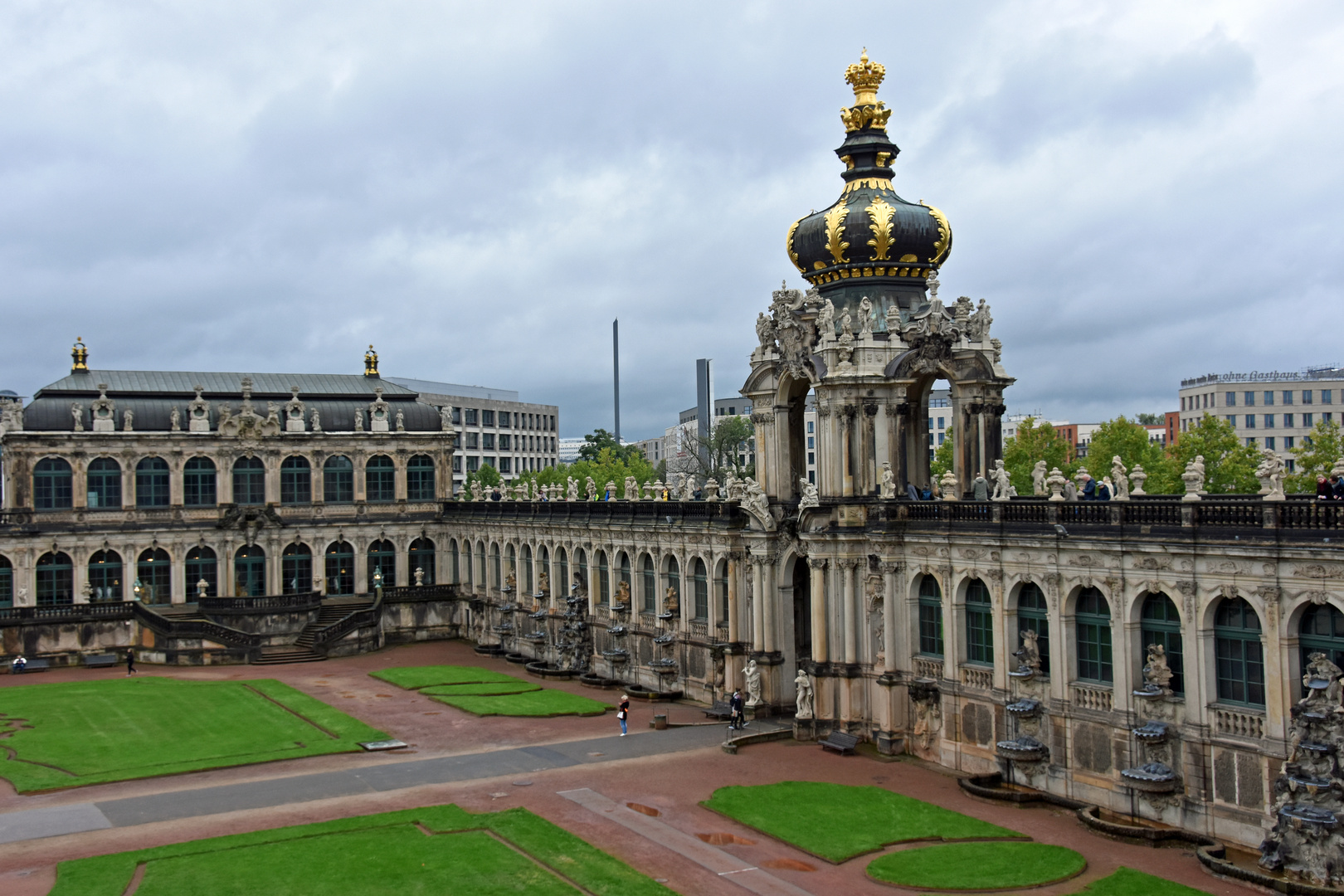 Blick über den Dresdner Zwinger mit dem Kronentor