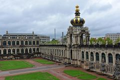 Blick über den Dresdner Zwinger mit dem Kronentor