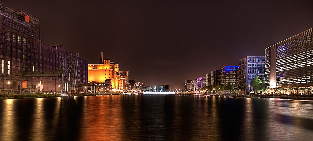 Blick über den Duisburger Innenhafen bei Nacht