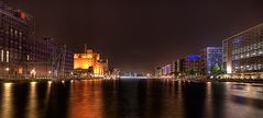 Blick über den Duisburger Innenhafen bei Nacht