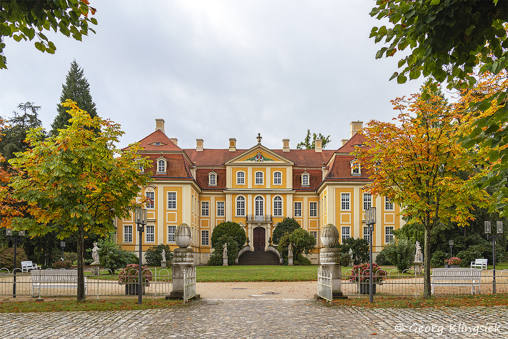 Blick über den Ehrenhof zum Barockschloss in Rammenau 