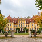 Blick über den Ehrenhof zum Barockschloss in Rammenau 