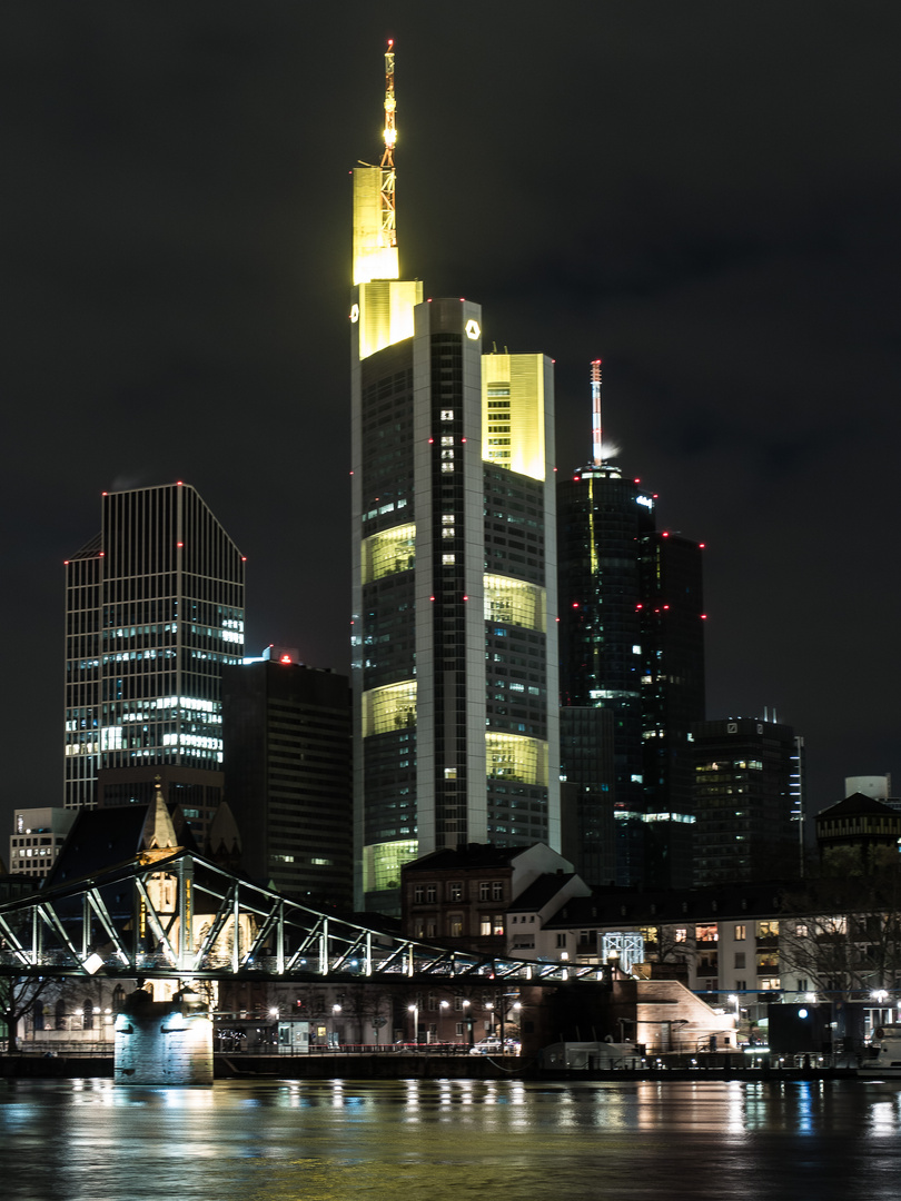 Blick über den Eisernen Steg auf das Gebäude der Commerzbank