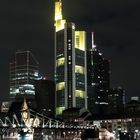 Blick über den Eisernen Steg auf das Gebäude der Commerzbank