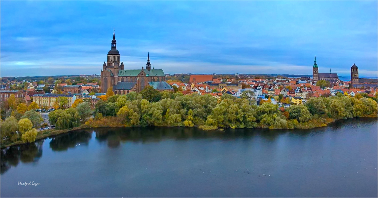 Blick über den Frankenteich auf die Sankt Marien Kirche zu Stralsund...