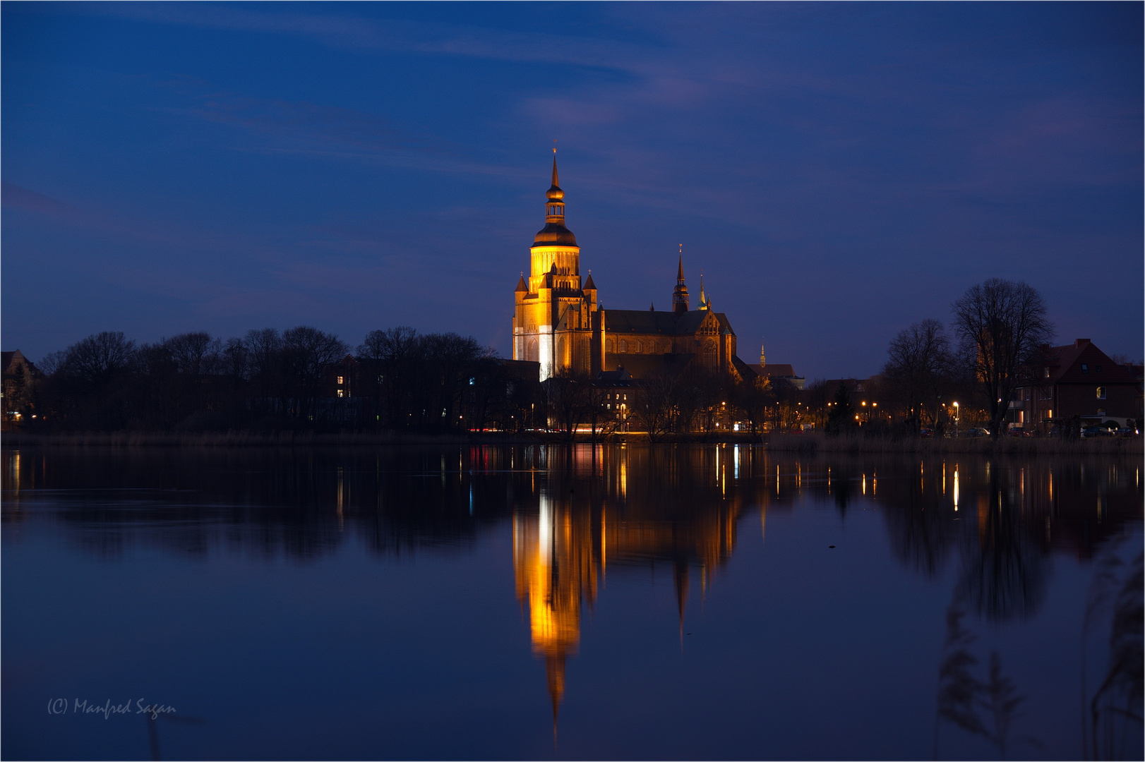 Blick über den Frankenteich auf die Stralsunder Marienkirche... 