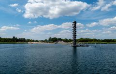 Blick über den Goitzschesee zum Pegelturm 