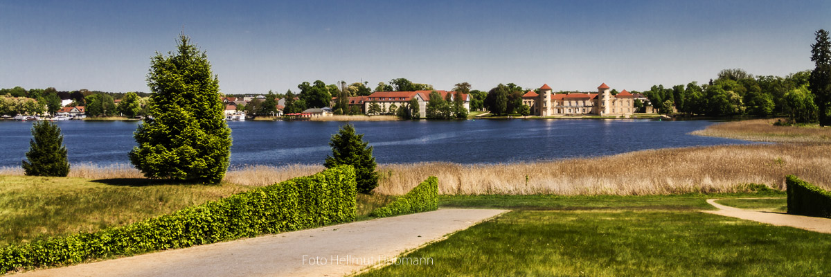 BLICK ÜBER DEN GRIENERICKSEE AUF SCHLOSS RHEINSBERG