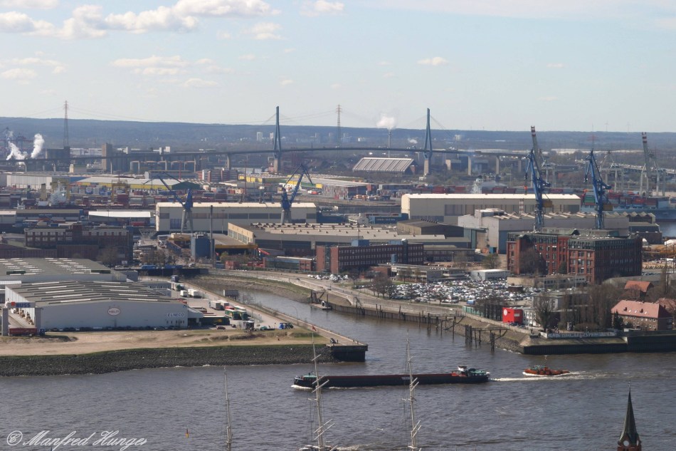 Blick über den Hafen mit Köhlbrand-Brücke im Hintergrund