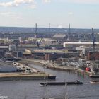 Blick über den Hafen mit Köhlbrand-Brücke im Hintergrund