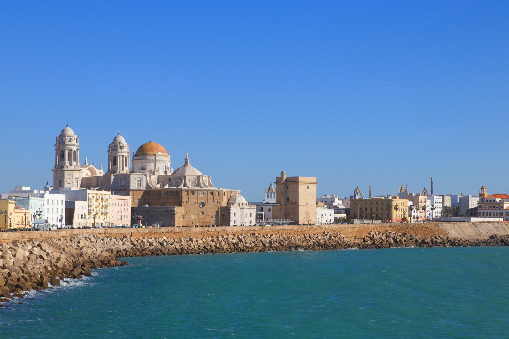 Blick über den Hafen von Cadiz in Spanien