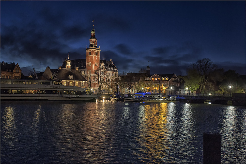 Blick über den Hafen zum Rathaus von Leer