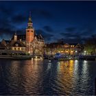 Blick über den Hafen zum Rathaus von Leer