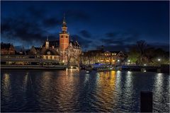 Blick über den Hafen zum Rathaus von Leer