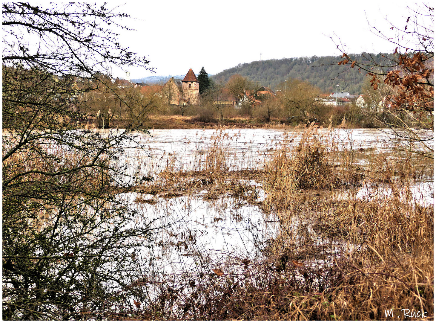 Blick über den Hochwasser tragenden Main auf das Eichler Wehrkirchlein ,