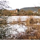 Blick über den Hochwasser tragenden Main auf das Eichler Wehrkirchlein ,